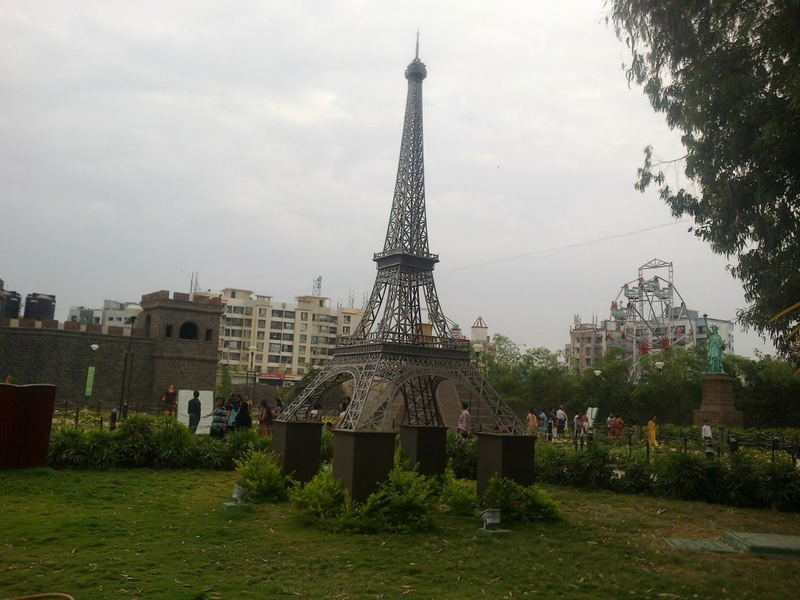 Illustration for article titled Bizarre Replicas of the Statue of Liberty and the Eiffel Tower